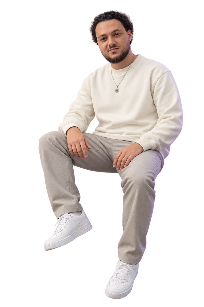 Navid Reko, entspannt sitzend